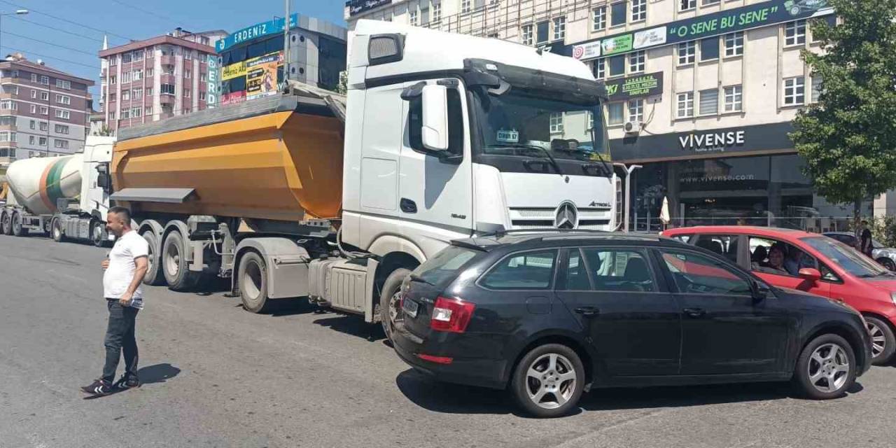 Tır, Şerit Değiştirmek İsteyen Otomobili Metrelerce Sürükledi