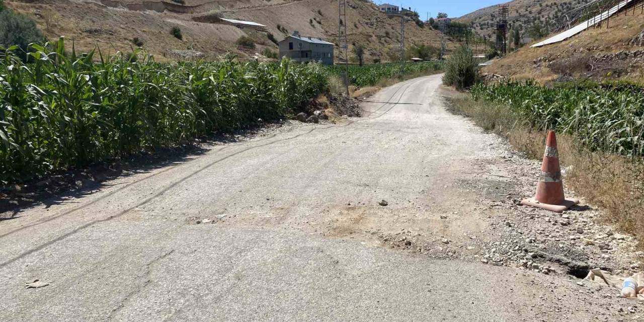 Depremde Hasar Alıp Onarılmayan Yol Tepkilere Neden Oluyor