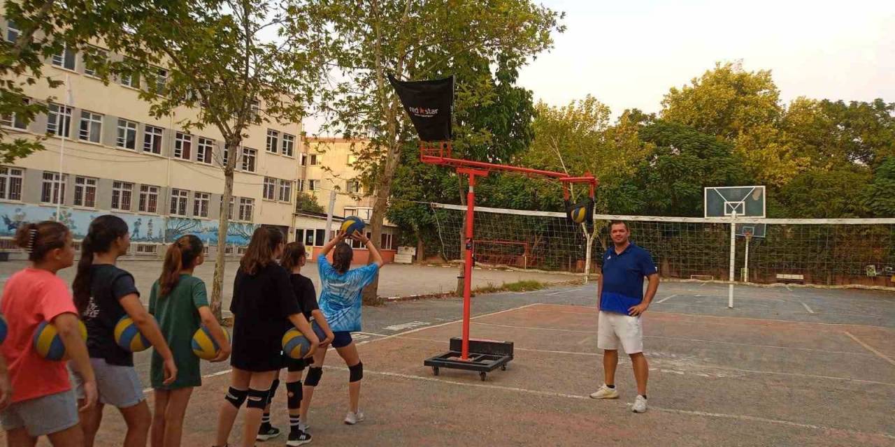 Salihli’de Öğrenciler Voleybol Smaç Makinesiyle Tanıştı