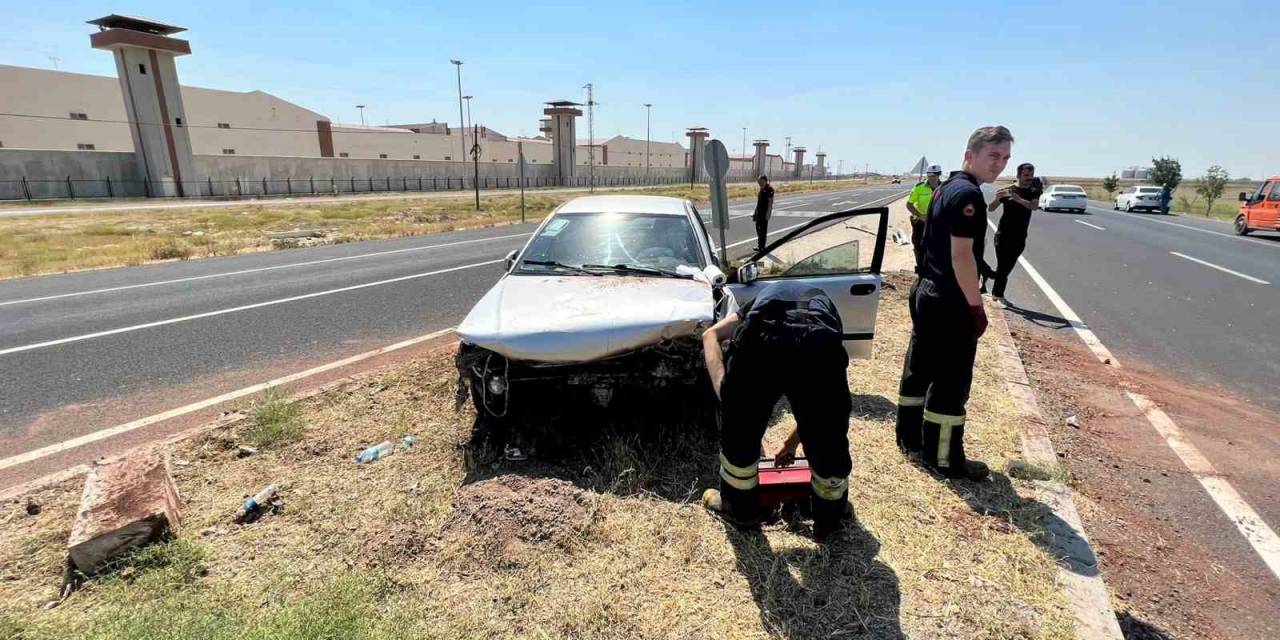 Aksaray’da Otomobil Refüje Çıktı: 2 Yaralı