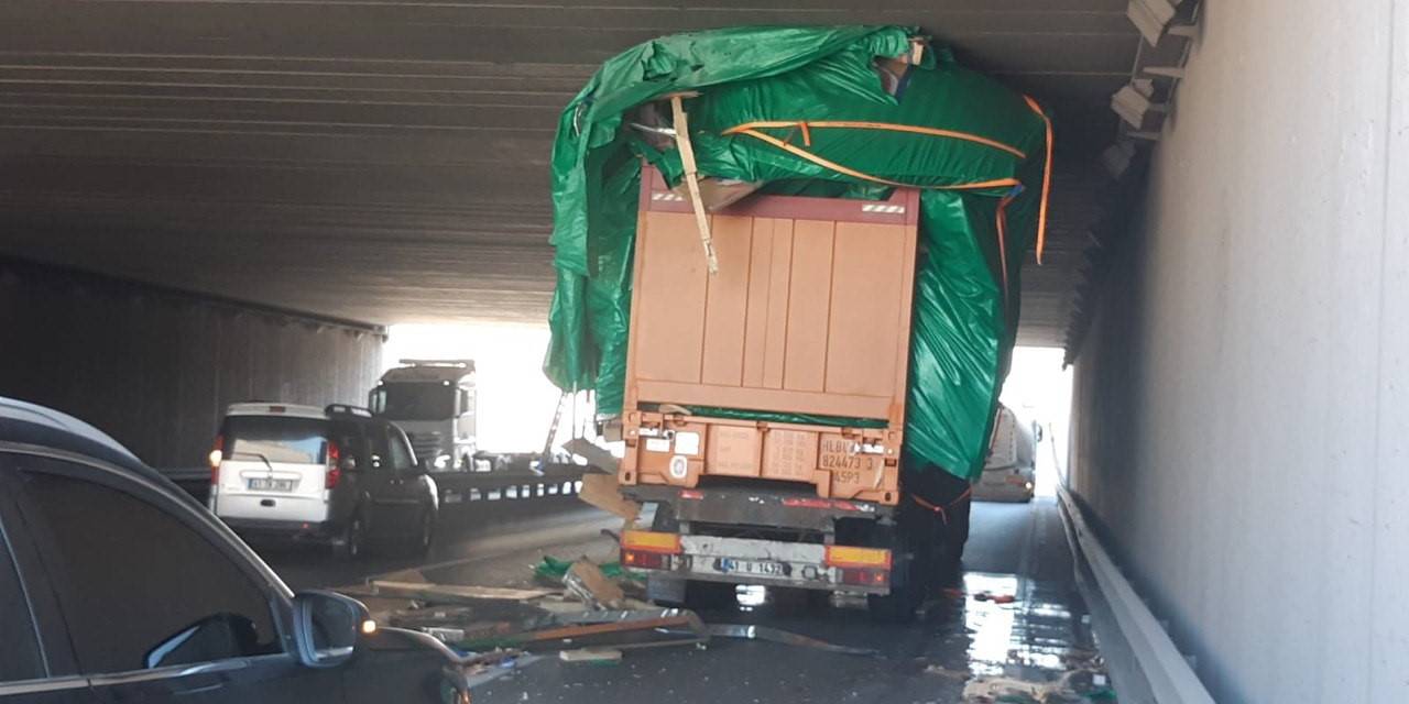 Alt Geçide Sıkışan Tır Beraberinde Kazayı Getirdi