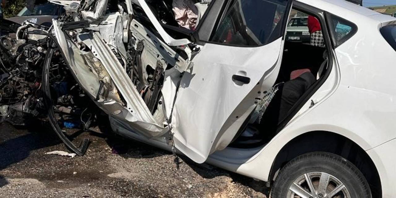 2 Otomobil Kafa Kafaya Çarpıştı: 1 Uzman Çavuş Ölü, 7 Yaralı