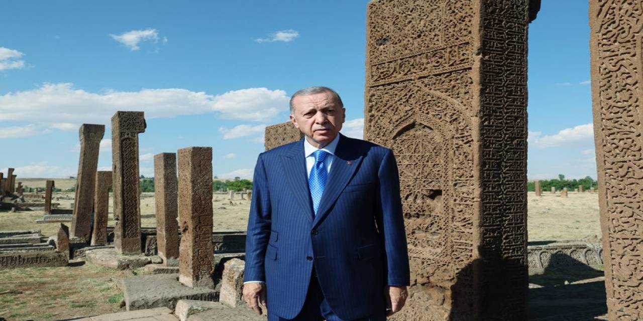 Cumhurbaşkanı Erdoğan, Ahlat Selçuklu Mezarlığı’nı Ziyaret Etti