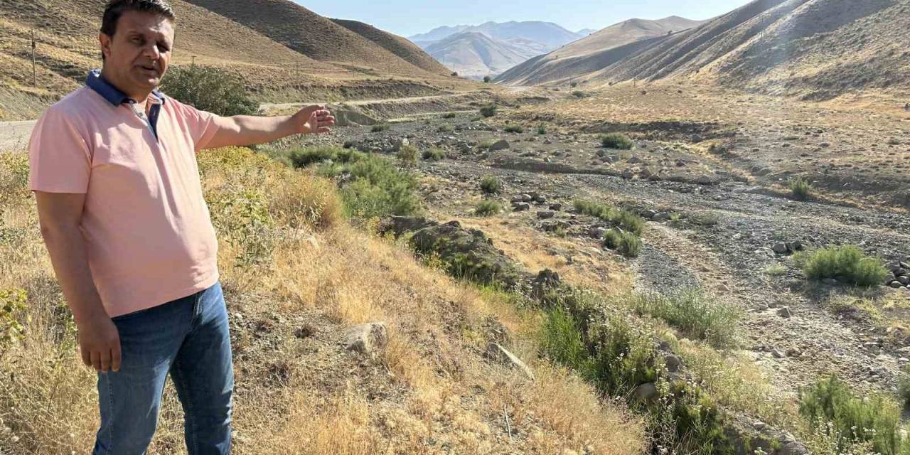 Yüksekova-iran Arasındaki Dere Kuraklık Nedeniyle Kurudu