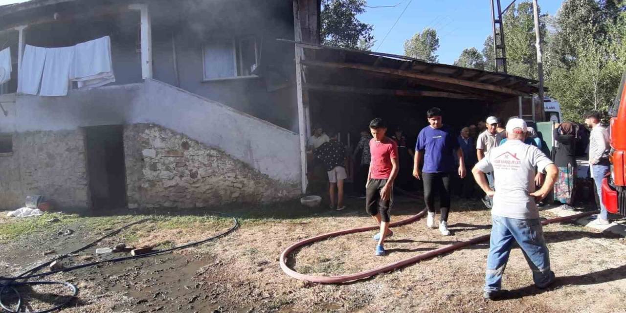 Yangınında Köylüler Seferber Oldu, 3 Kişi Evden Kurtarıldı