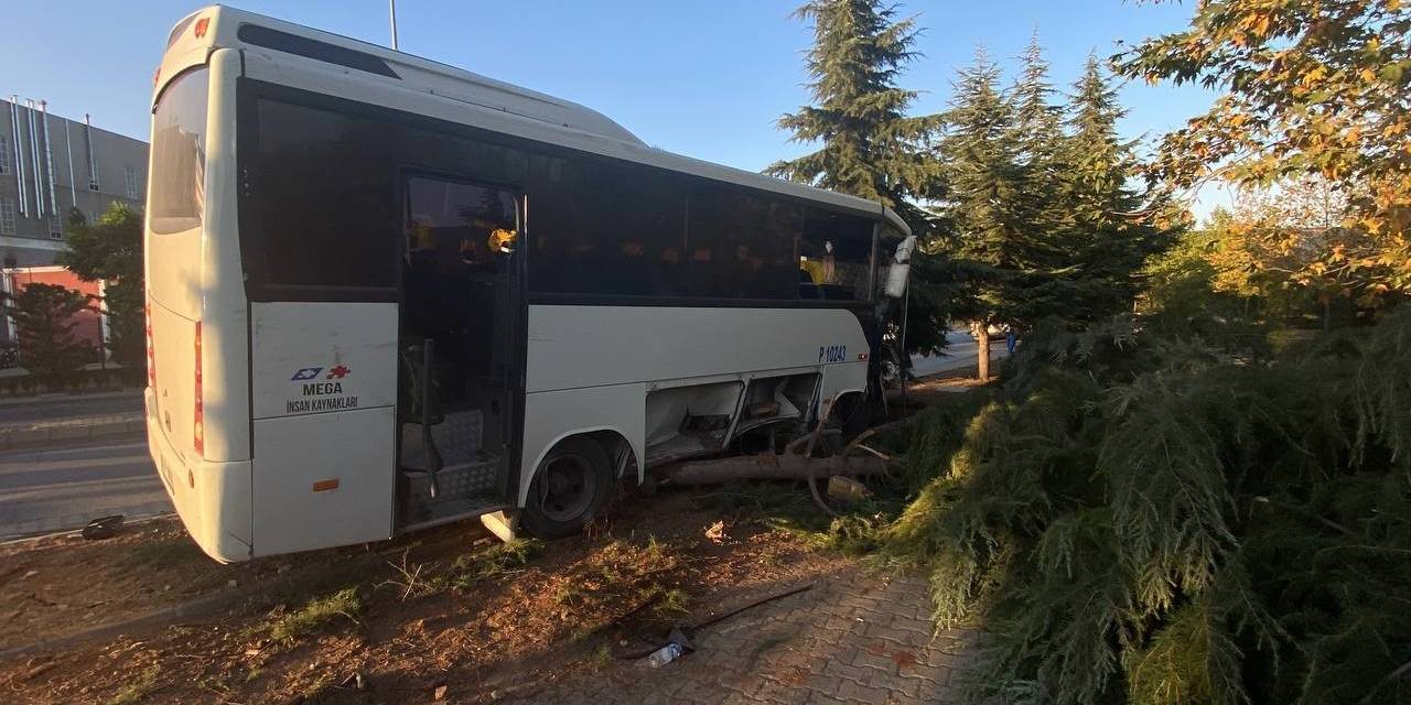 Freni Patlayan Servis Midibüsü Ağaçları Biçti: 2 Yaralı