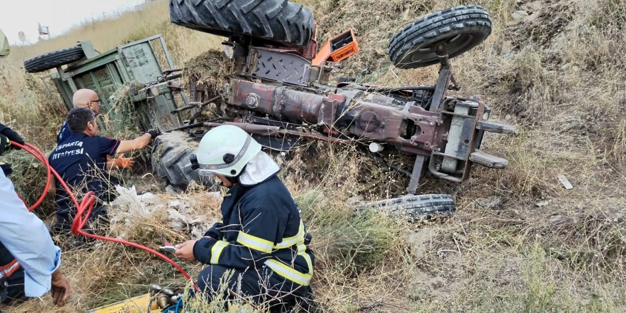 Devrilen Traktörün Altında Kalan Sürücüyü İtfaiye Ekipleri Kurtardı