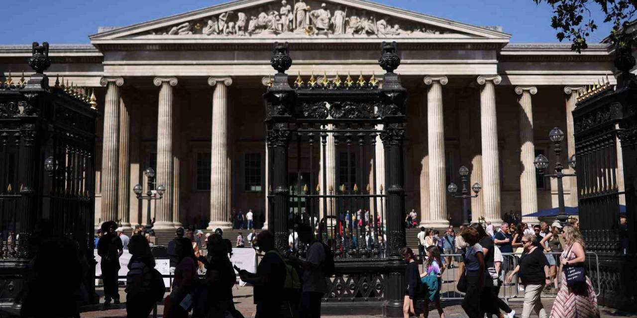 British Museum’un Müdürü Fischer İstifa Etti