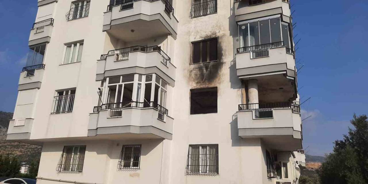 Bir Haftada 8 Yangın Çıkan Binada Apartman Sakinleri Sopayla Nöbete Başladı