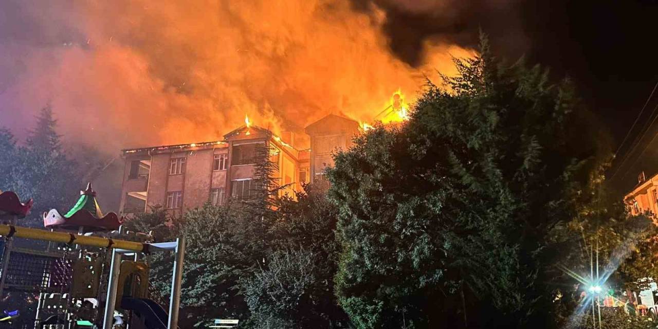 Elazığ’da Çatı Yangını, Alevler Gökyüzünü Kapladı
