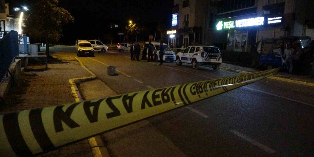 Cadde Ortasında Kadını Tabancayla Vurarak Öldürdü, Ardından Kafasına Sıktı