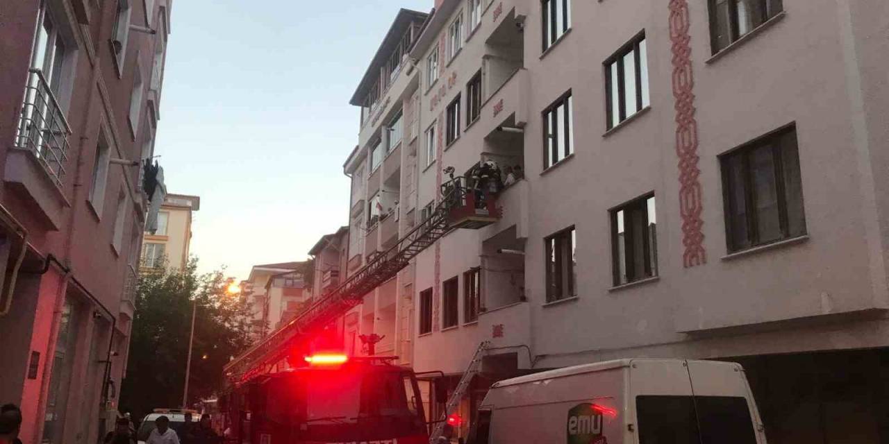 Elektrik Panosundan Çıkan Yangın Paniğe Neden Oldu