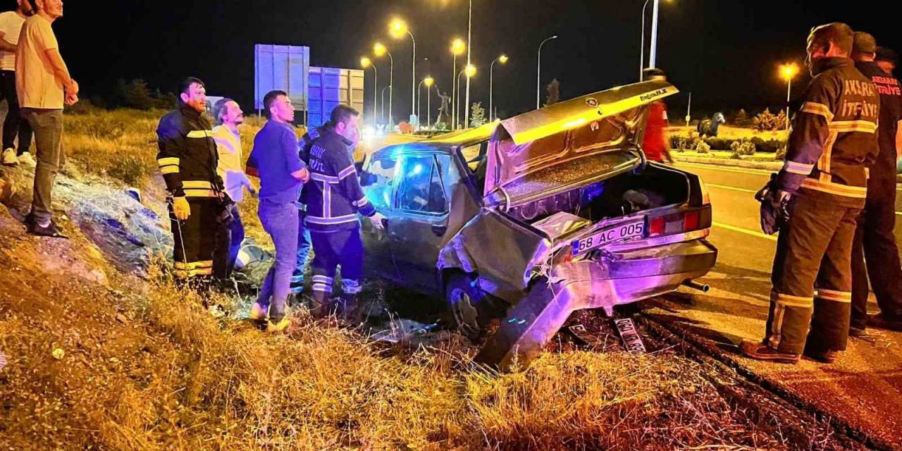 Otomobile Arkadan Çarpıp Kaçtı: 2 Yaralı