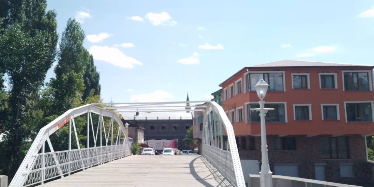 Kars’ta Tarihi Demir Köprü’nün Işıklandırılması Yapıldı