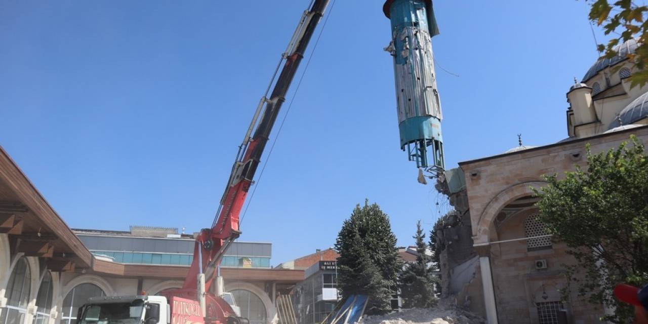 Cedidiye Cami Minareleri Yenileniyor