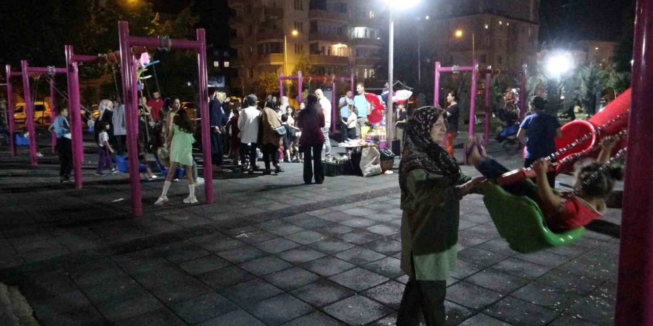 Sıcaktan Bunalan Vatandaşlar Akşam Parklara Akın Etti