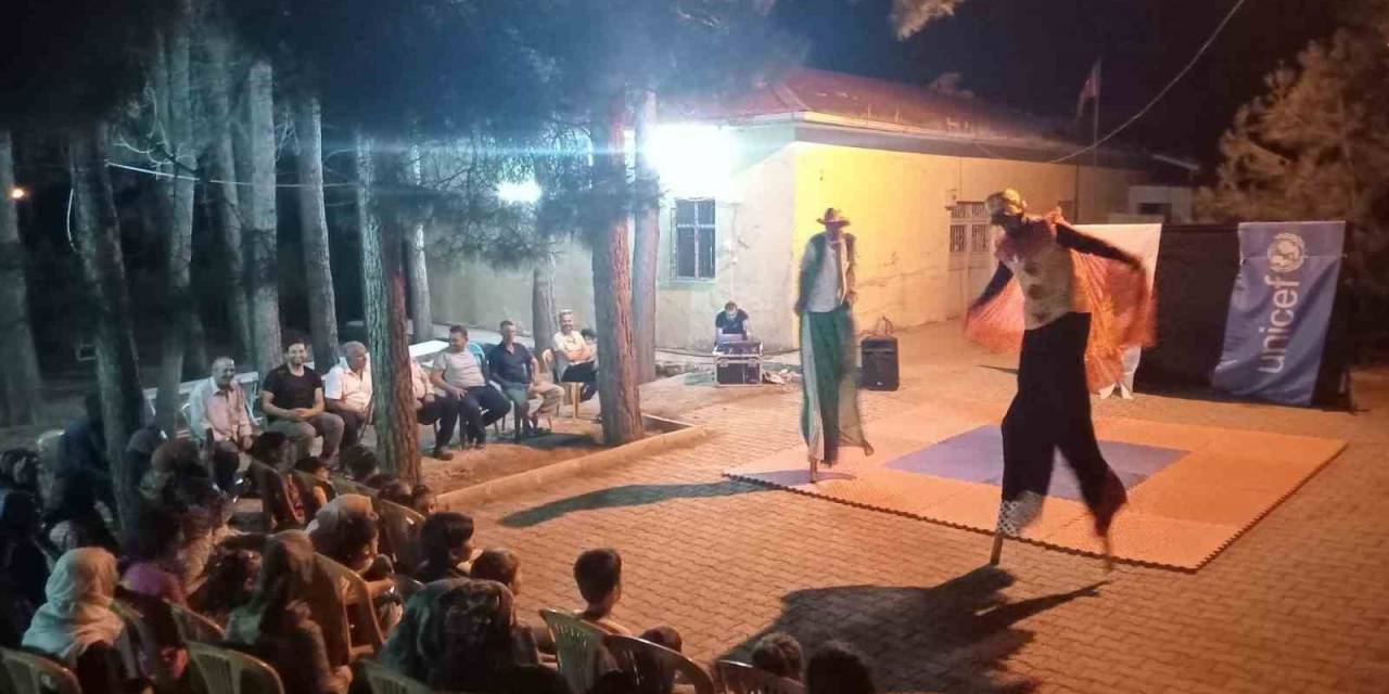 Depremzede Çocuklara Sirk Gösterisi