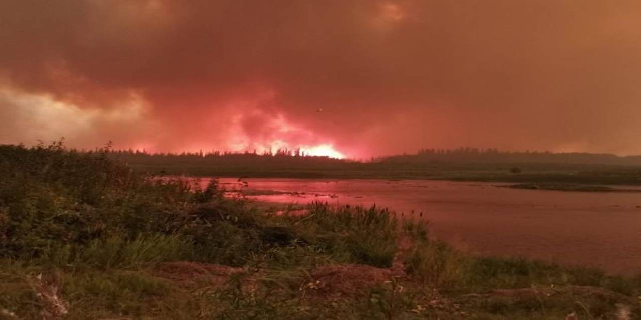 Kanada’da Yangınlar Sürüyor: Hay River Kasabasına Tahliye Emri