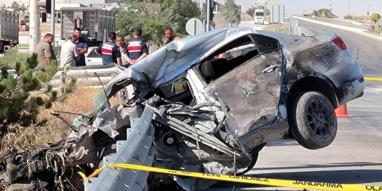 Bariyere Saplanan Otomobil Hurdaya Döndü: 1 Ölü