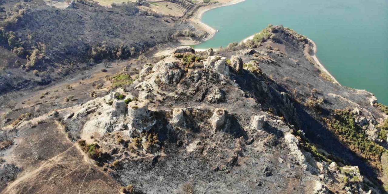 Çanakkale’de 2 Bin 500 Yıllık Tarihi Kale De Alevlerden Etkilendi