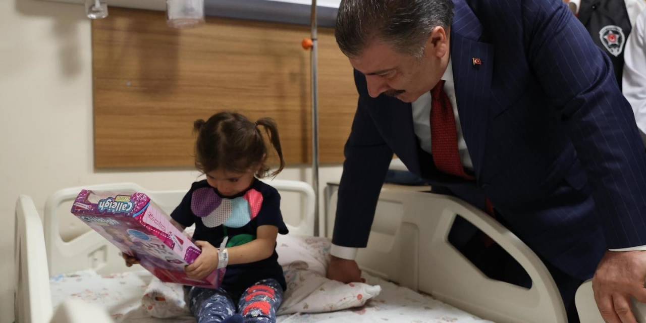 Sağlık Bakanı Koca, Ahlat Devlet Hastanesi’ndeki Hastaları Ziyaret Etti