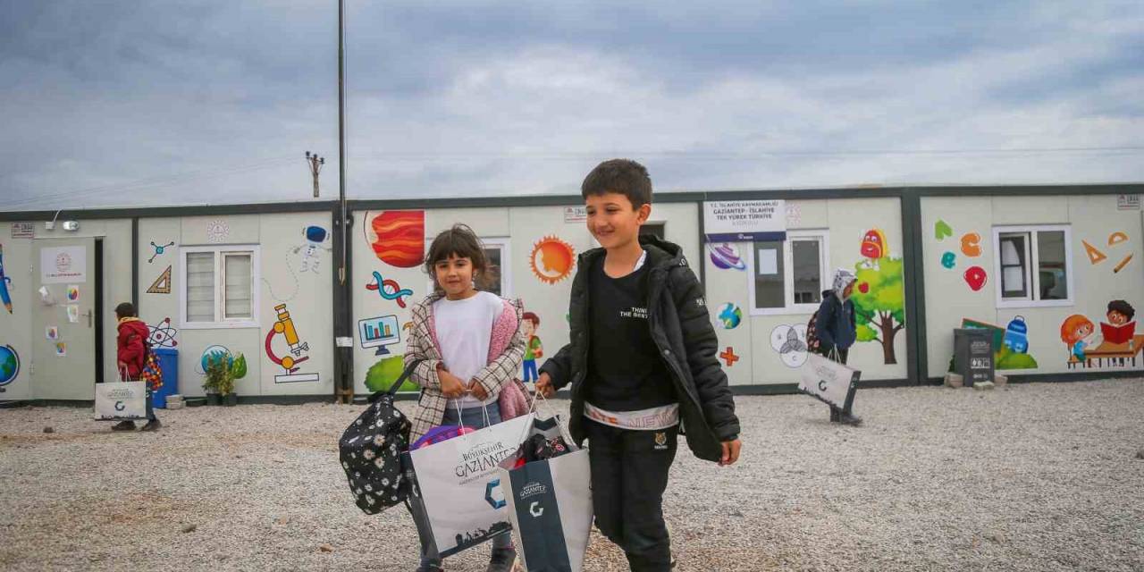 Depremde Etkilenen Öğrencilerin Okul İhtiyaçları Büyükşehir’den