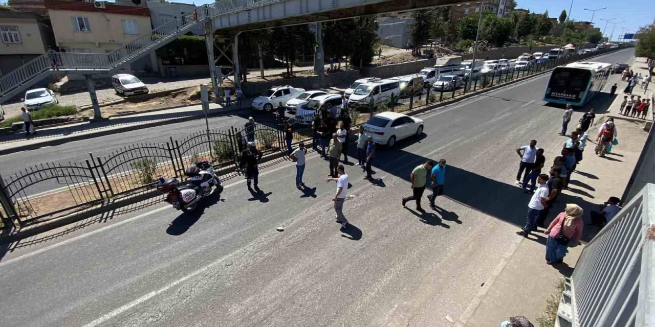Diyarbakır’da Bir Çocuğun Yaralandığı Kazada Vatandaş Yolu Kapattı