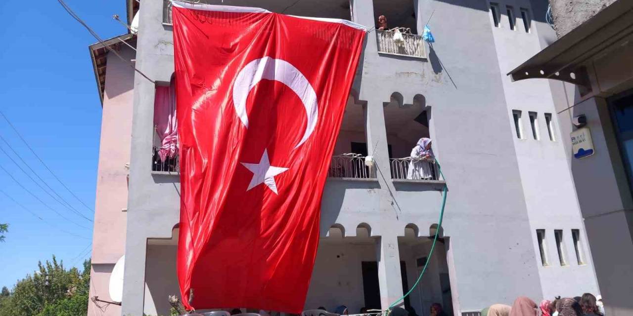 Şehidin Baba Ocağına Ateş Düştü