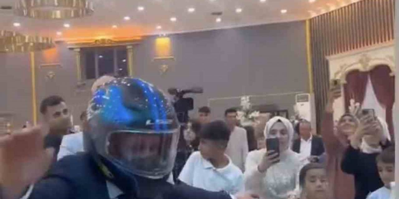 Diyarbakır’da Motorcu Damat Düğününde Kaskla Doyasıya Eğlendi