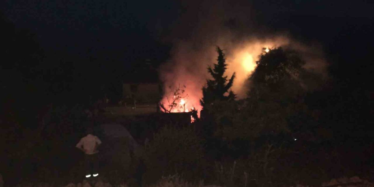 Samanlık Yangınında 60 Balya Ve 1 Ton Dökme Saman Kül Oldu