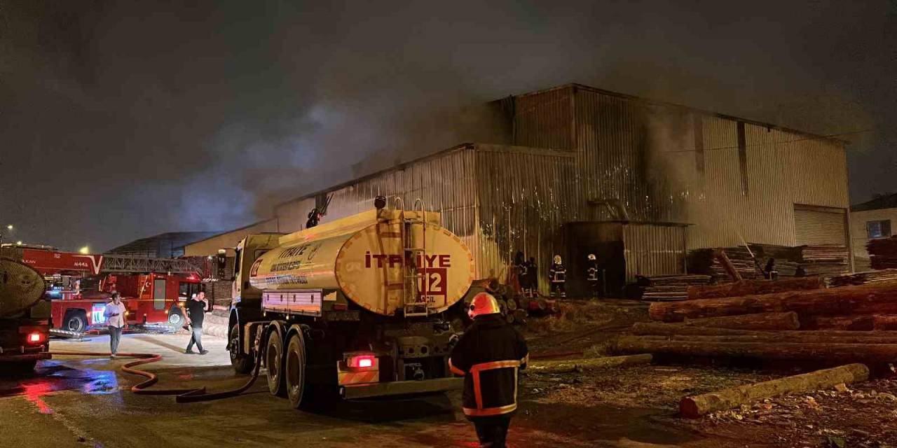 Adana’da Kereste İmalathanesi Yandı