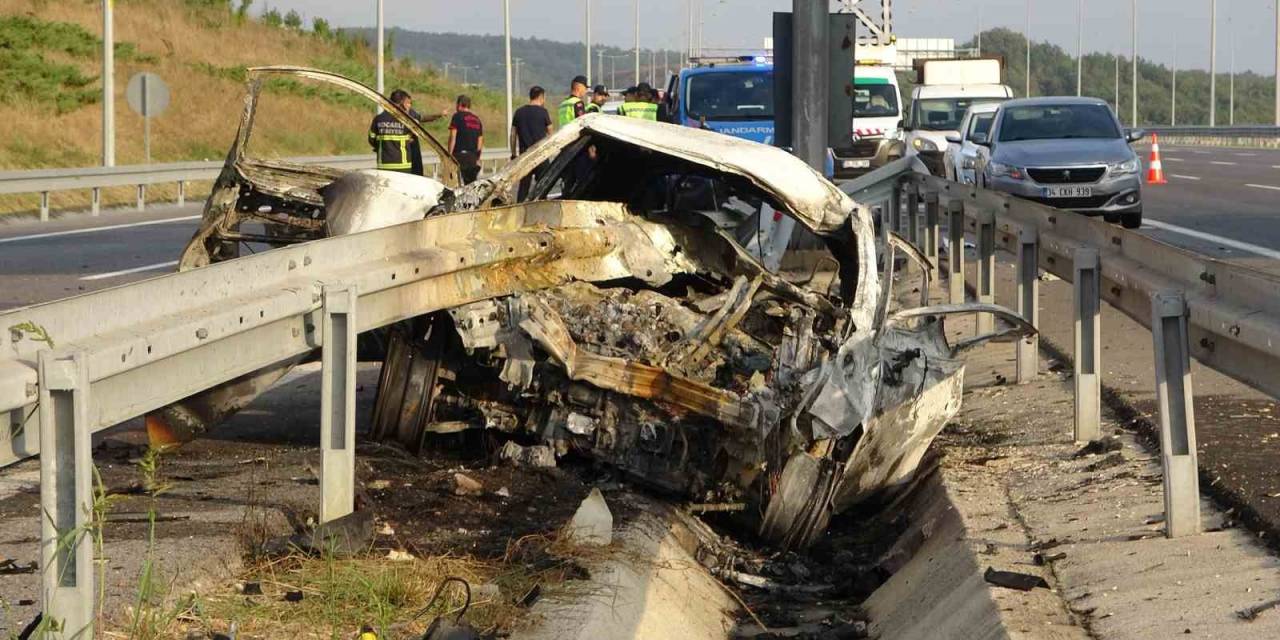 Bariyerin Önünden Girip Arkasından Çıktığı Otomobil Alev Aldı: 2 Ölü, 1 Yaralı