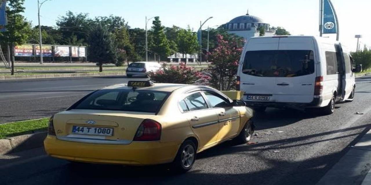 Minibüs İle Ticari Araç Çarpıştı: 5 Yaralı