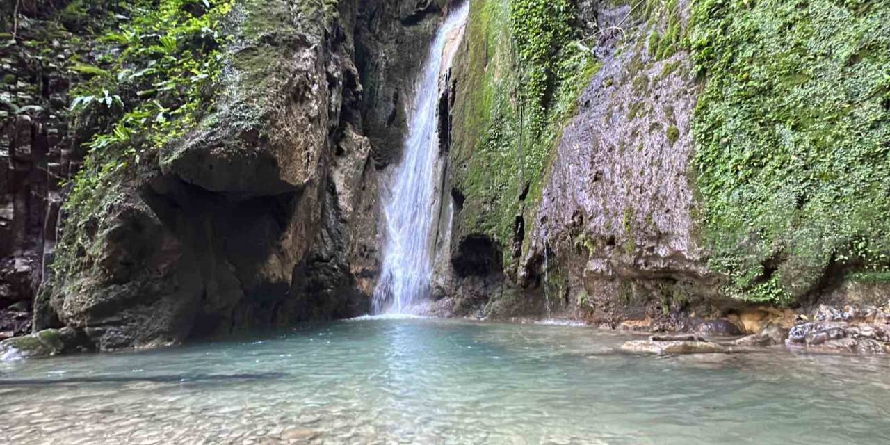 Aktaş Şelalesi Güzelliği İle Hayran Bırakıyor