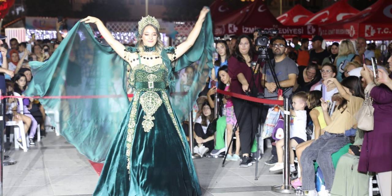 Kaftan-ı Eda Defilesi İzleyenleri Tam Not Aldı