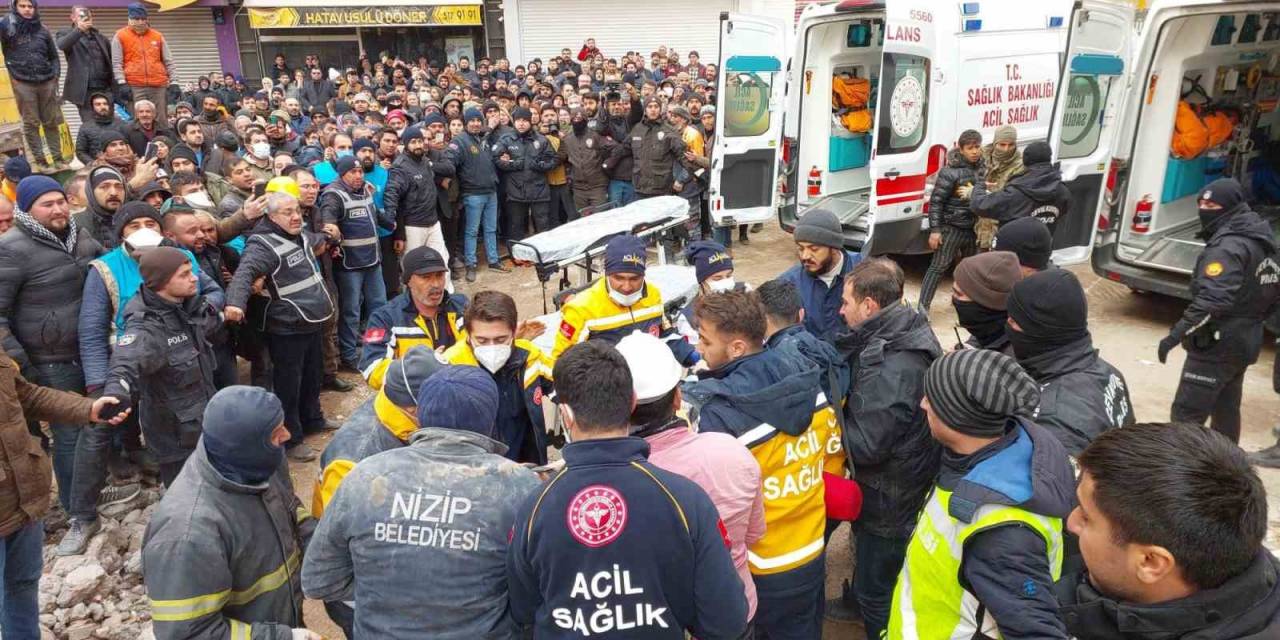 Gaziantep’te 110 Araç İle Bini Aşkın Acil Sağlık Personeli Depremzedelerin İlk Yardımına Koştu