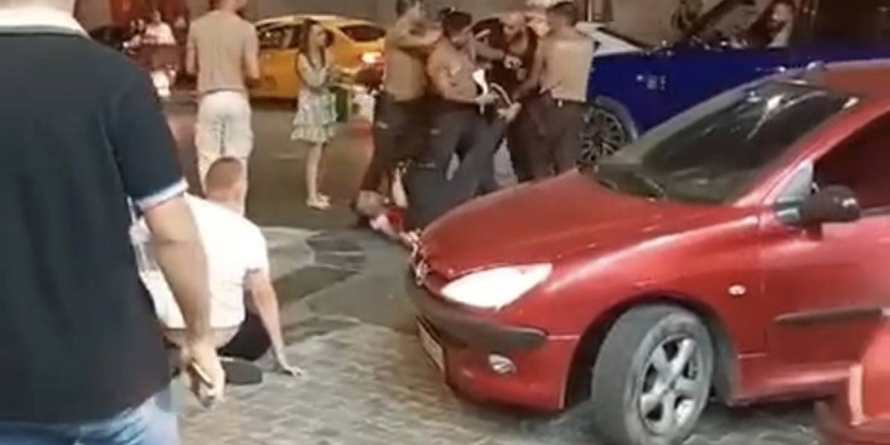 Kadıköy’de Tartıştığı Kadını Darp Etmeye Kalktı, Uyaran Vatandaşlarla Da Kavga Etti