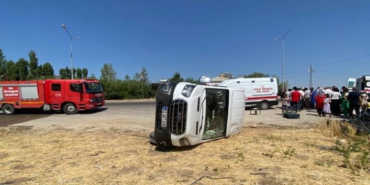 Van’da Trafik Kazası: 14 Yaralı