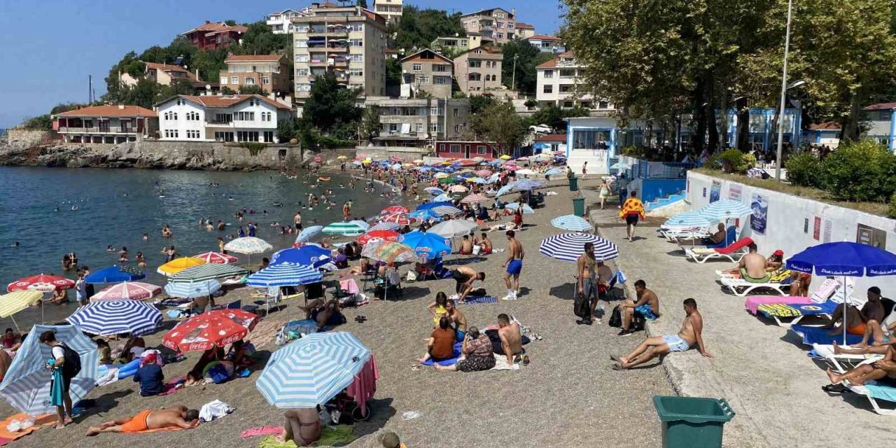 Sıcak Havadan Bunalan Vatandaşlar Plajı Doldurdu