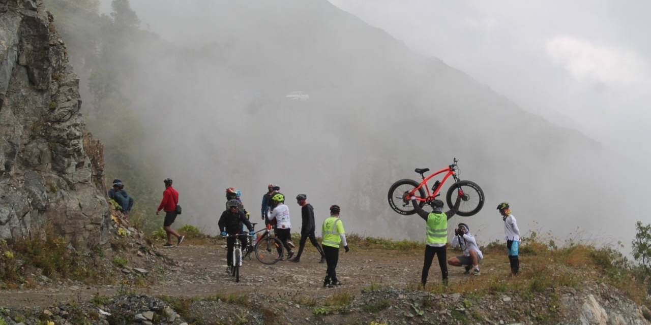 30 Cesur Bisikletli Dünyanın En Tehlikeli Yolunda Bisiklet Sürdüler