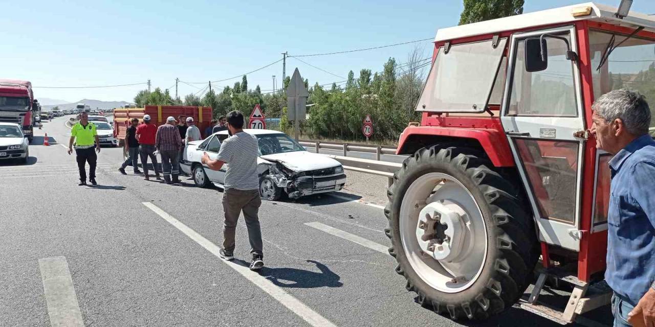 Otomobil İle Traktörün Çarpışması Sonucu 3 Kişi Yaralandı.