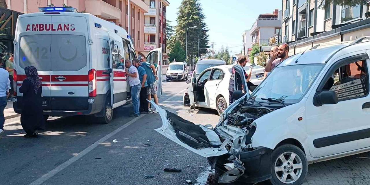 Düzce’de Hafif Ticari Araç Otomobille Çarpıştı: 1’i Bebek 5 Yaralı