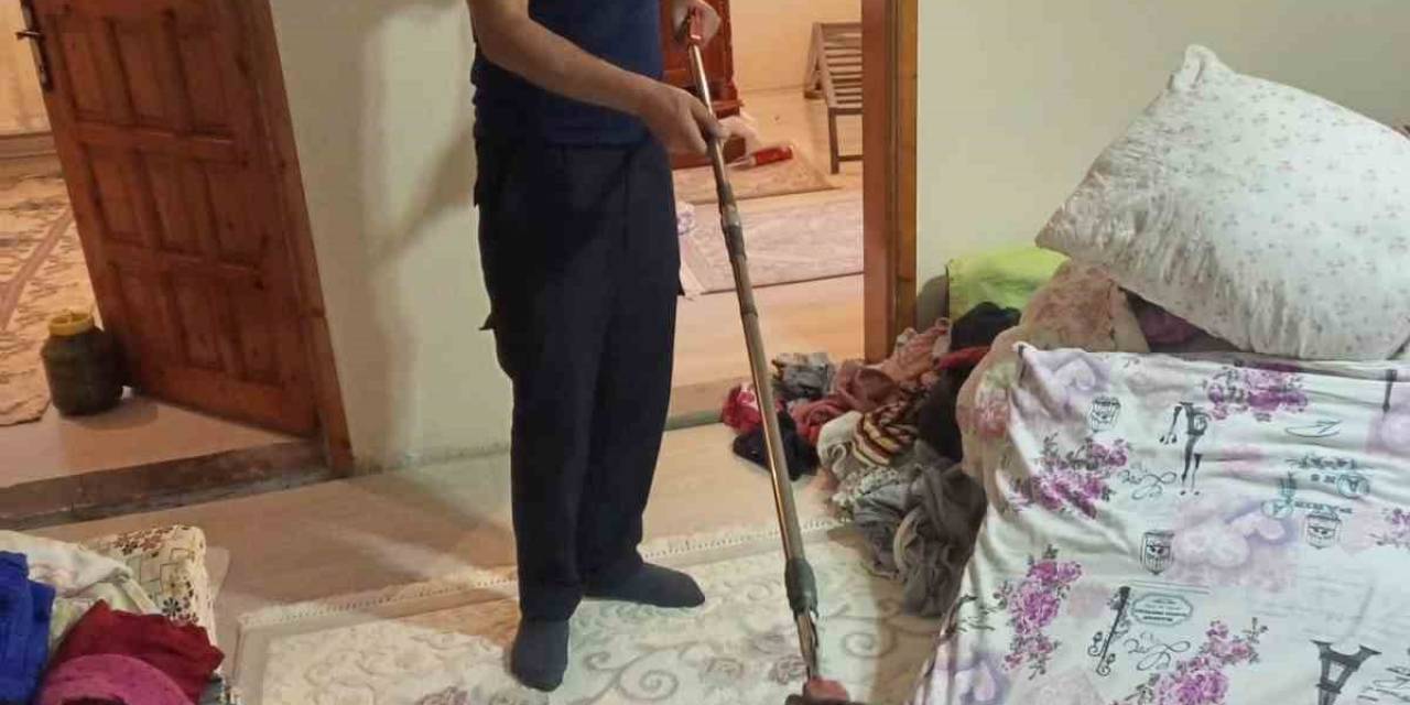 Ağrı’da Evine Yılan Giren Aile İtfaiyeye Sığındı