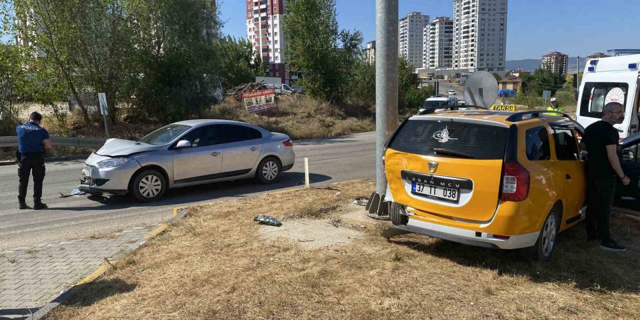 Ticari Taksi İle Otomobil Çarpıştı: 3 Yaralı