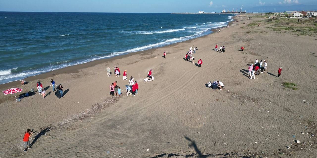 Önce Gezdiler, Sonra Sahili Temizlediler
