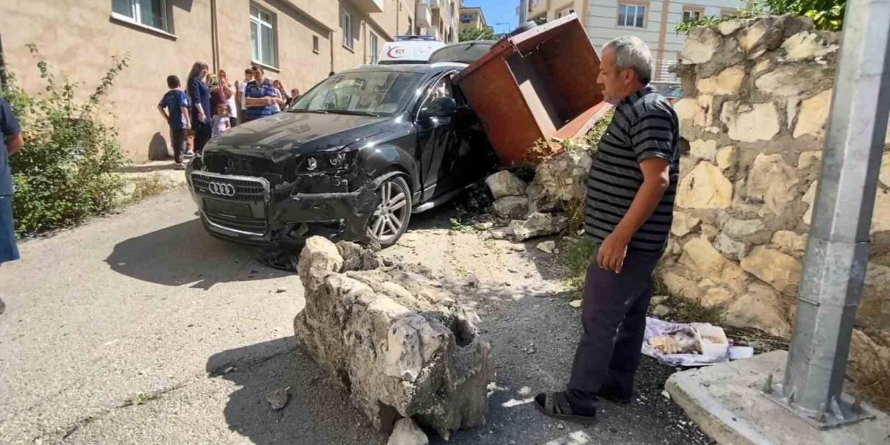 Cip Önce Otomobil İle Römorka Çarptı, Sonra İstinat Duvarını Yıktı: 1 Yaralı