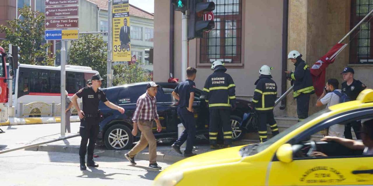 Motosiklete Çarpmamak İçin Manevra Yaptı, Direğe Çarptı