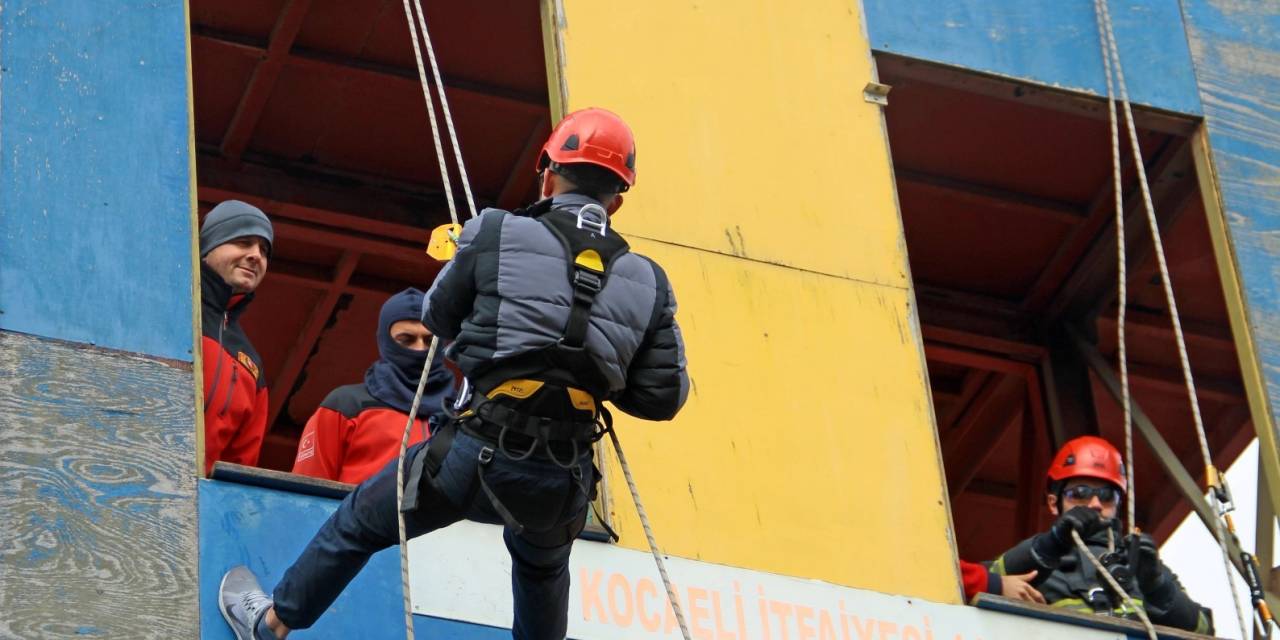 Bir Yılda 15 Bin Kişiye İtfaiye Eğitimi