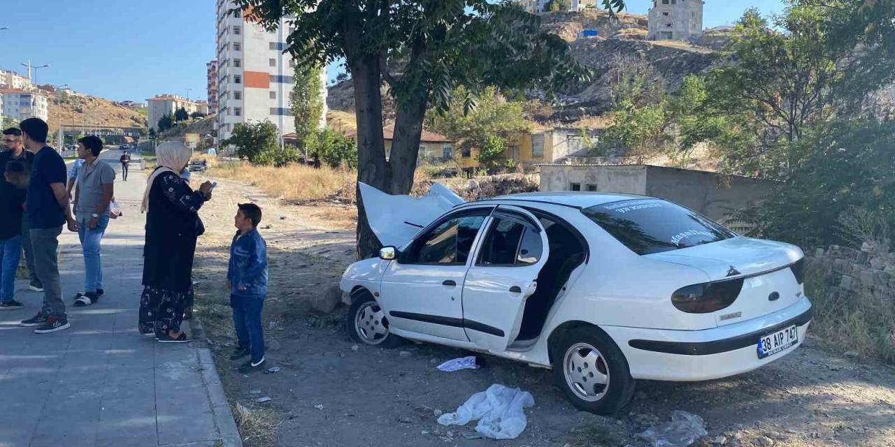 Kontrolden Çıkan Otomobil Ağaca Çarparak Durabildi: 3 Yaralı