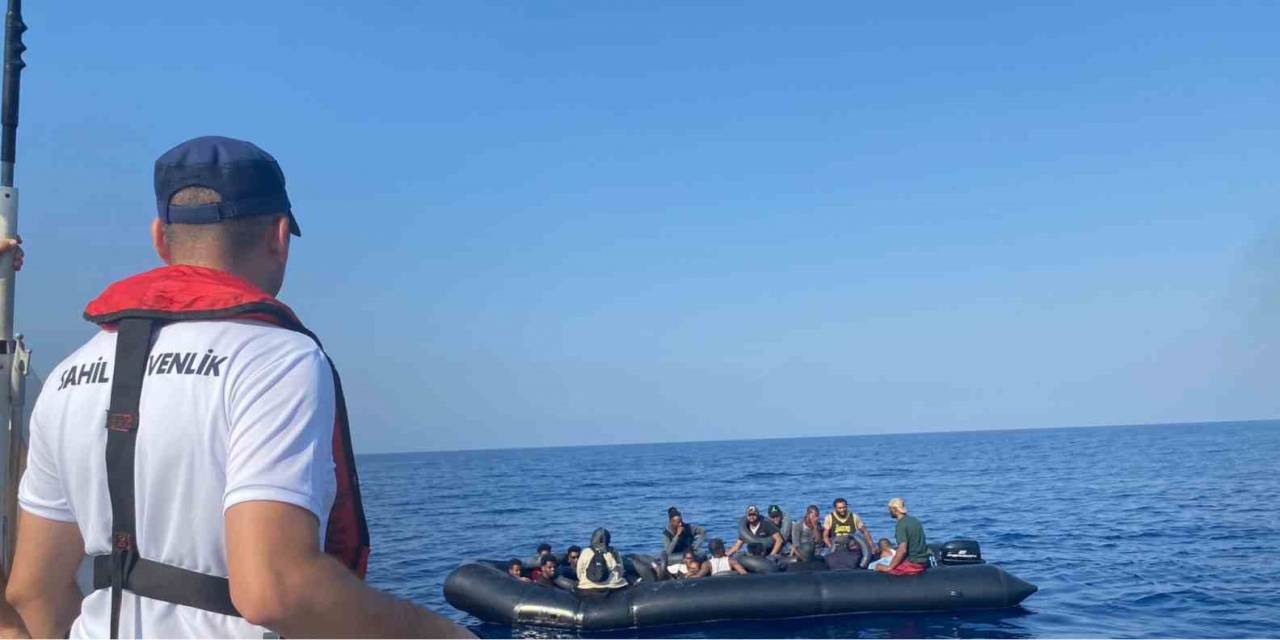 Kuşadası Açıklarında 29 Düzensiz Göçmen Kurtarıldı